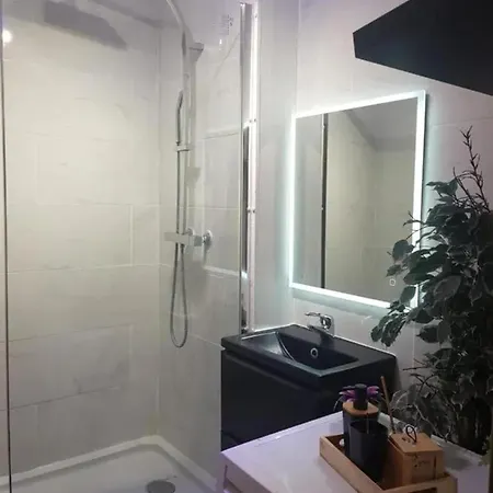 A Avec Balcon Et Climatisation 47 M²