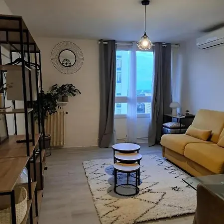 A Avec Balcon Et Climatisation 47 M² * Nîmes
